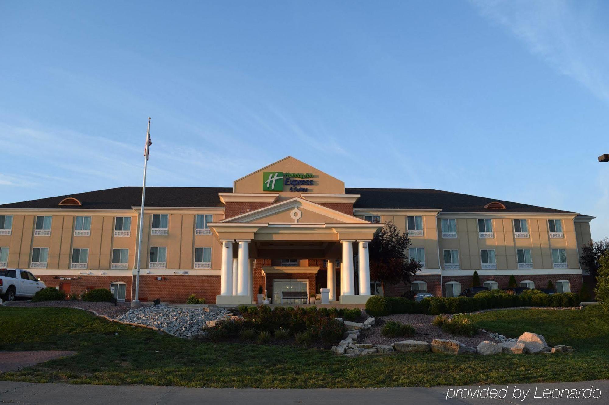Holiday Inn Express & Suites Sparta Экстерьер фото